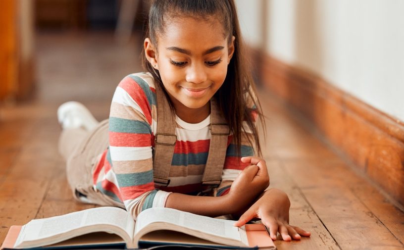 دراسة في علم الاعصاب: النصوص المطبوعة تعزز المشاركة المعرفية لدى القراء الصغار