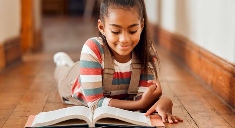 دراسة في علم الاعصاب: النصوص المطبوعة تعزز المشاركة المعرفية لدى القراء الصغار