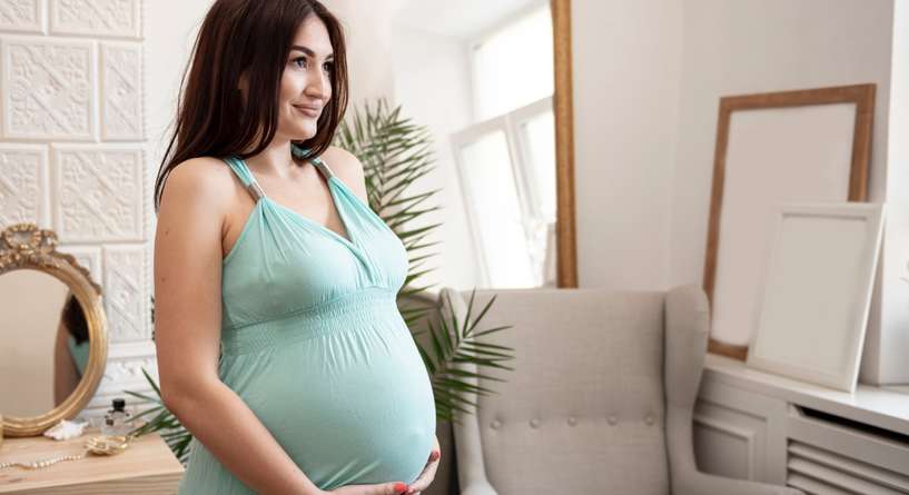 سرة الحامل في الشهر الثامن