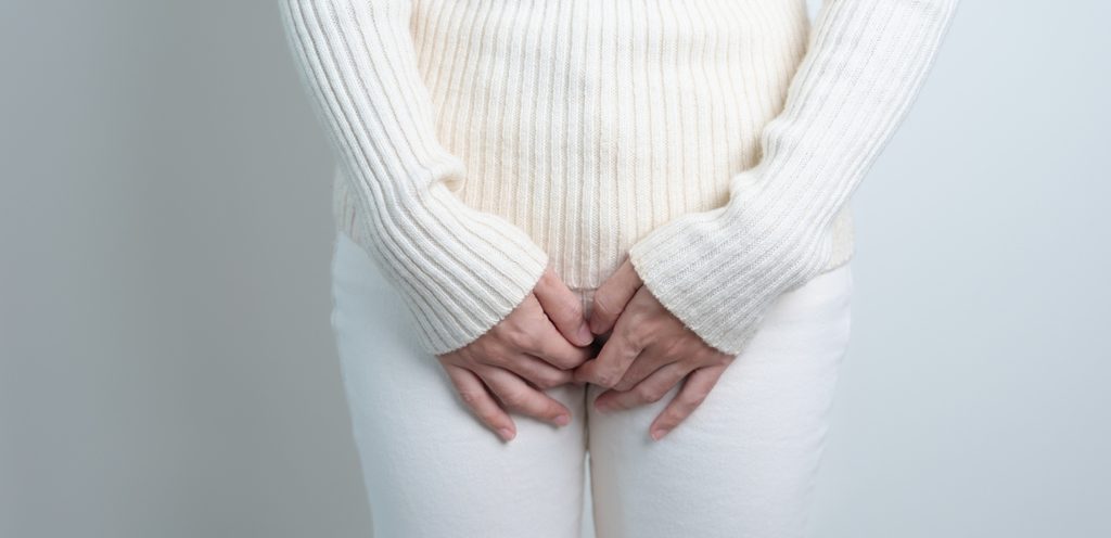 سيدة تدل على ألمها في الأعضاء الخاصة