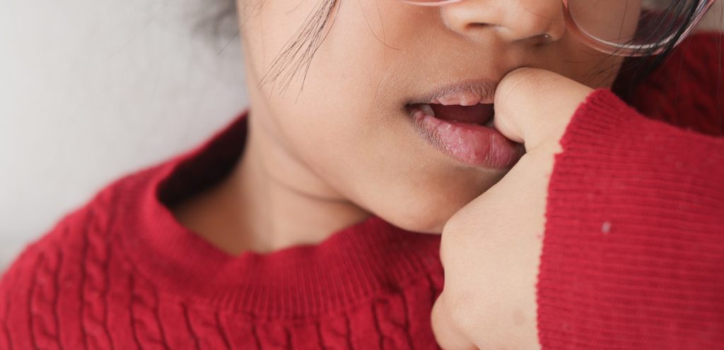 طفلة تقضم أظافرها توترًا
