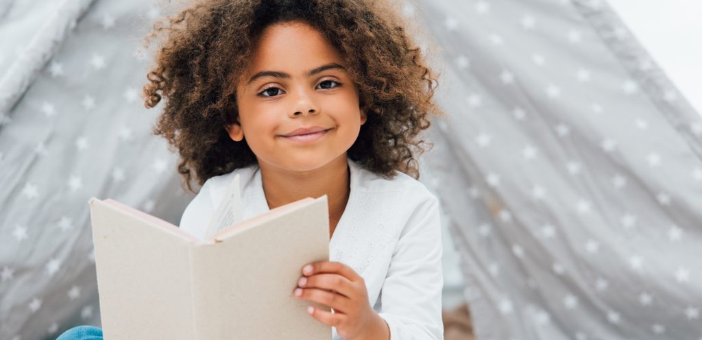 طفل يقرأ في الكتاب