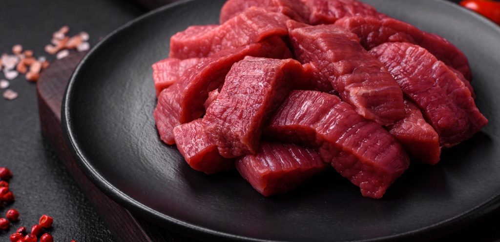 قطع من اللحم غير المطهي
