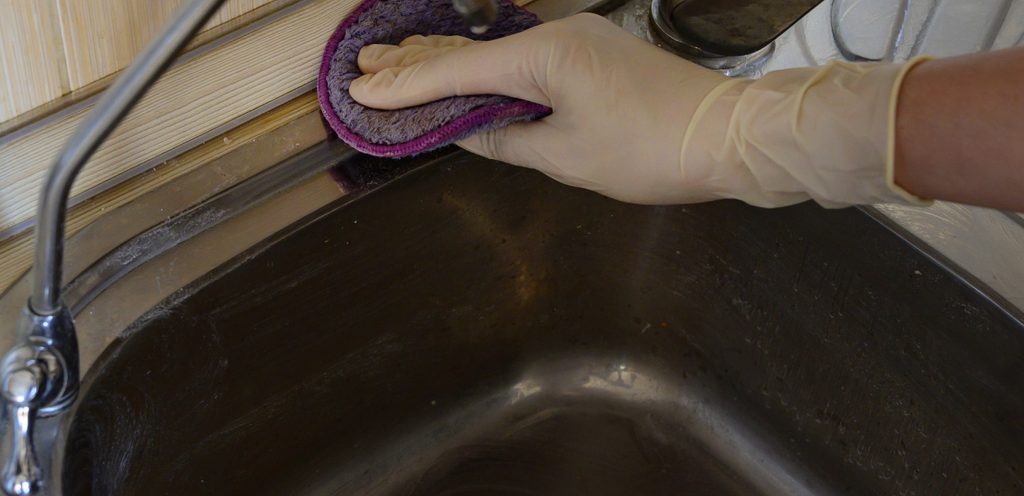 كيفية تنظيف أنابيب المطبخ من الدهون؟