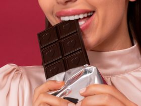 صورة لإمرأة تتناول الشوكولاتة بسعادة مطلقة