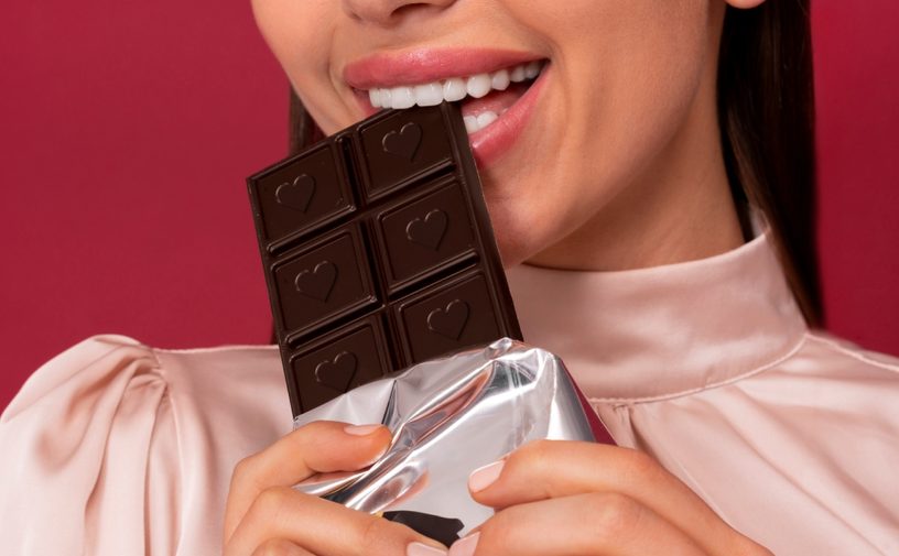 صورة لإمرأة تتناول الشوكولاتة بسعادة مطلقة