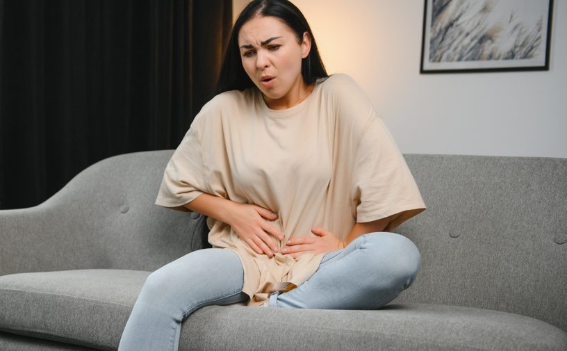 إمرأة تعاني من ألم في منطقة أسفل البطن