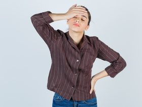 إمرأة تعاني من ألم في رأسها