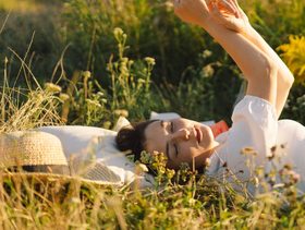 هرمون السعادة: دراسة تكشف تأثيرات التعرض للشمس على الرغبة الجنسية
