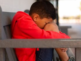 تجارب الطفولة المؤلمة قد تظهر تحت الجلد في وقت لاحق من الحياة