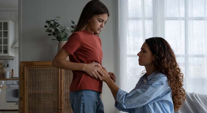 متى يكون نزول الدم مع البراز خطير عند الأطفال