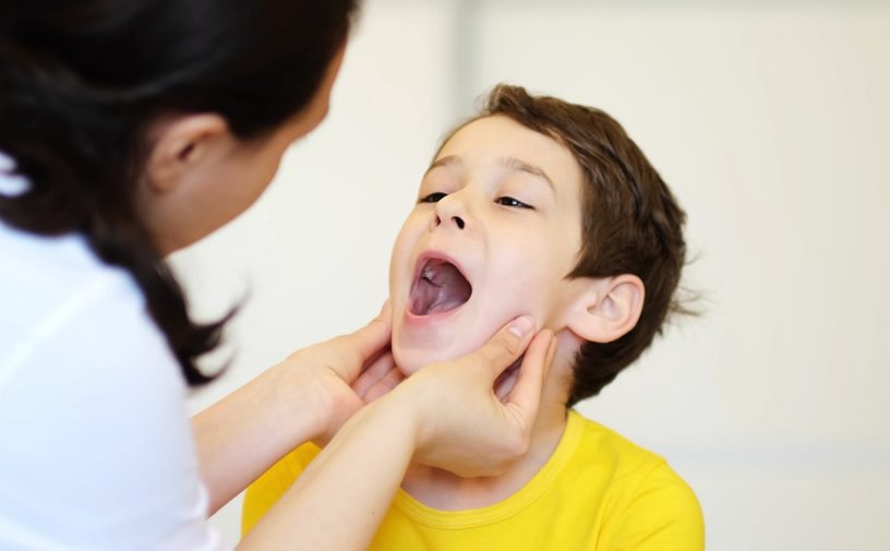 علاج التهاب الحلق في المنزل للاطفال