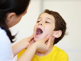 علاج التهاب الحلق في المنزل للاطفال