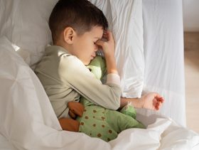 سبب بكاء الطفل أثناء النوم عمر خمس سنوات