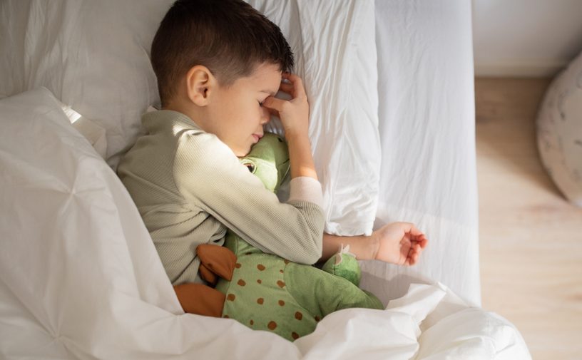 سبب بكاء الطفل أثناء النوم عمر خمس سنوات