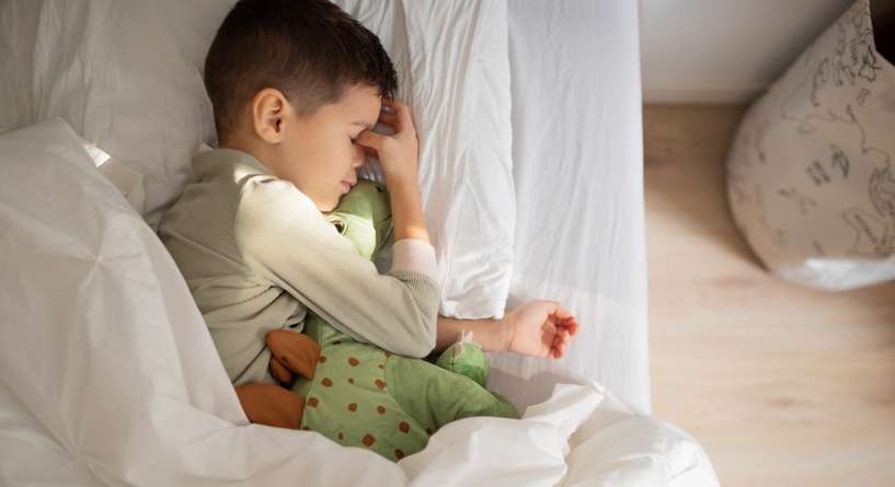 سبب بكاء الطفل أثناء النوم عمر خمس سنوات