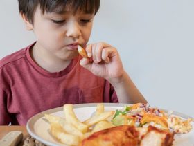 أطعمة ومشروبات شائعة تشكل خطرا كبيرا على صحة طفلك