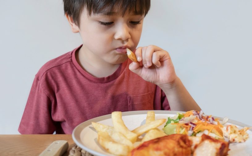 أطعمة ومشروبات شائعة تشكل خطرا كبيرا على صحة طفلك