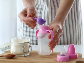 أضرار زيادة مكيال الحليب للرضع