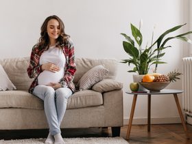 وضعيات جلوس تضر الجنين بالصور