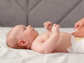 هل التبرز بعد كل رضعة يؤثر على وزن الطفل