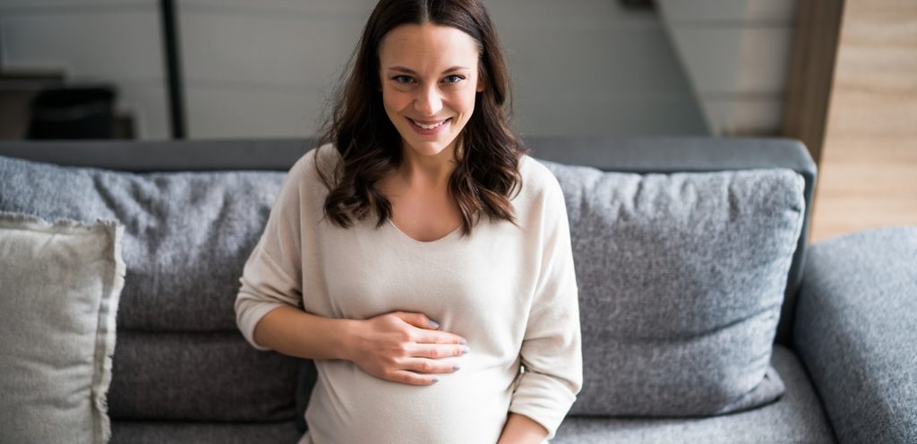 امرأة حامل سعيدة