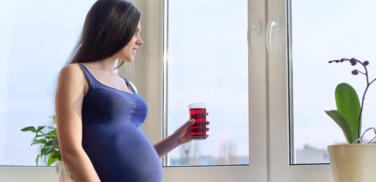 امرأة حامل تُسمك عصيرًا