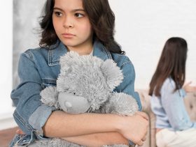 طفلة غير سعيدة بسبب شراع والديها