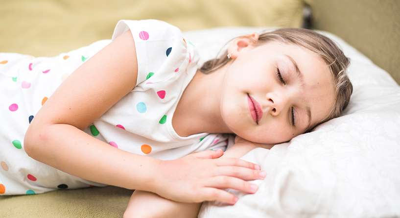 لماذا يجب تحديد وقت نوم ثابت لطفلك؟