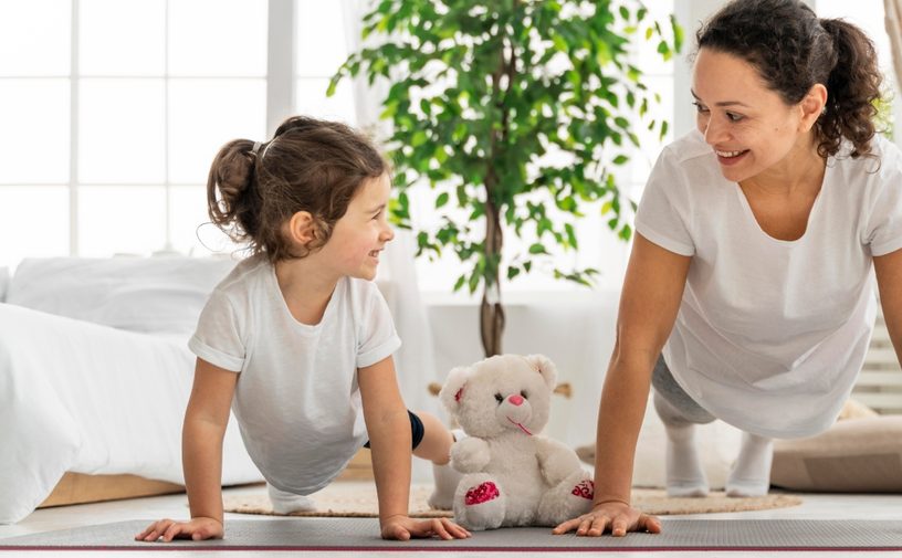 طفلة تلعب اليوغا مع أمها