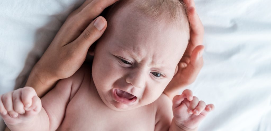 أم تحاول تهدئة طفلها