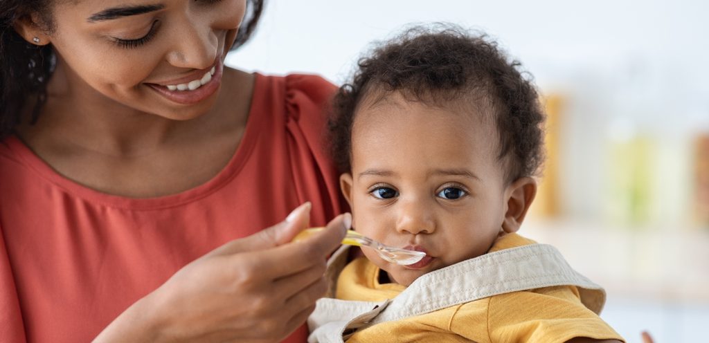 أم تطغم طفلها الرضيع