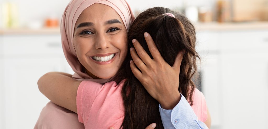 أم مع طفلتها