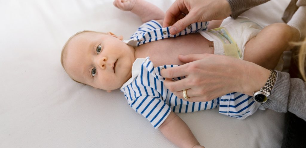 أم مع طفلها