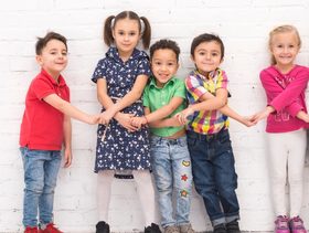 مجموعة من الأطفال السعيدة