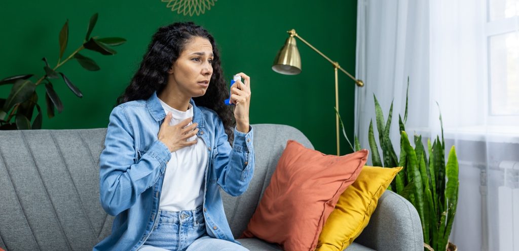 إمرأة تستعمل البخاخ لعلاج الربو