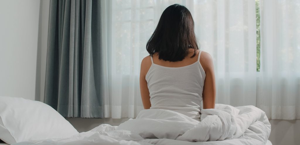 إمرأة وحيدة في السرير