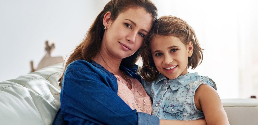 الأم مع بنتها الصغيرة