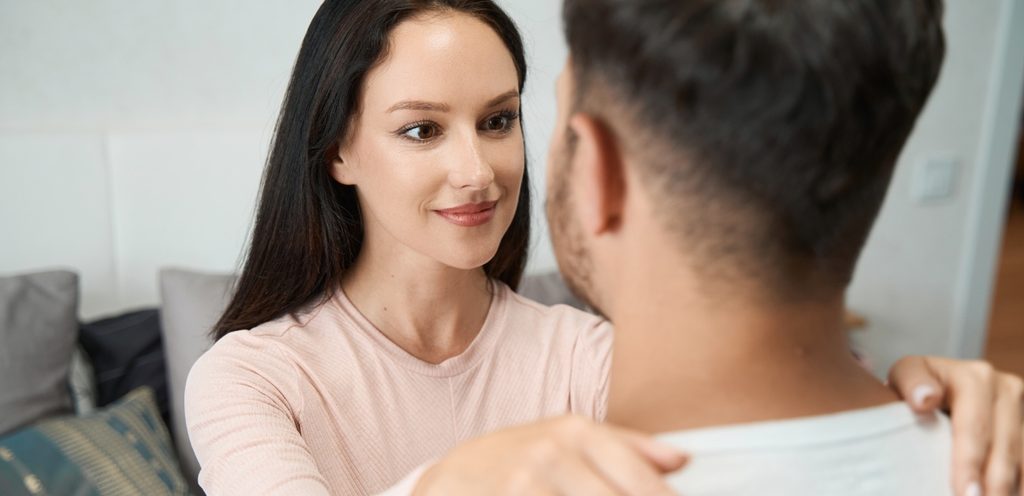 امرأة تحضن رجلها