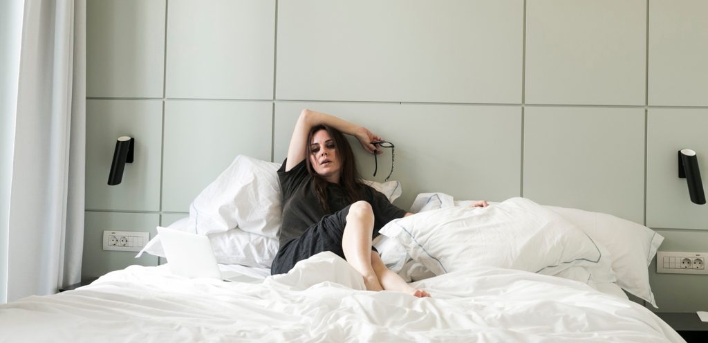امرأة وحيدة في السرير