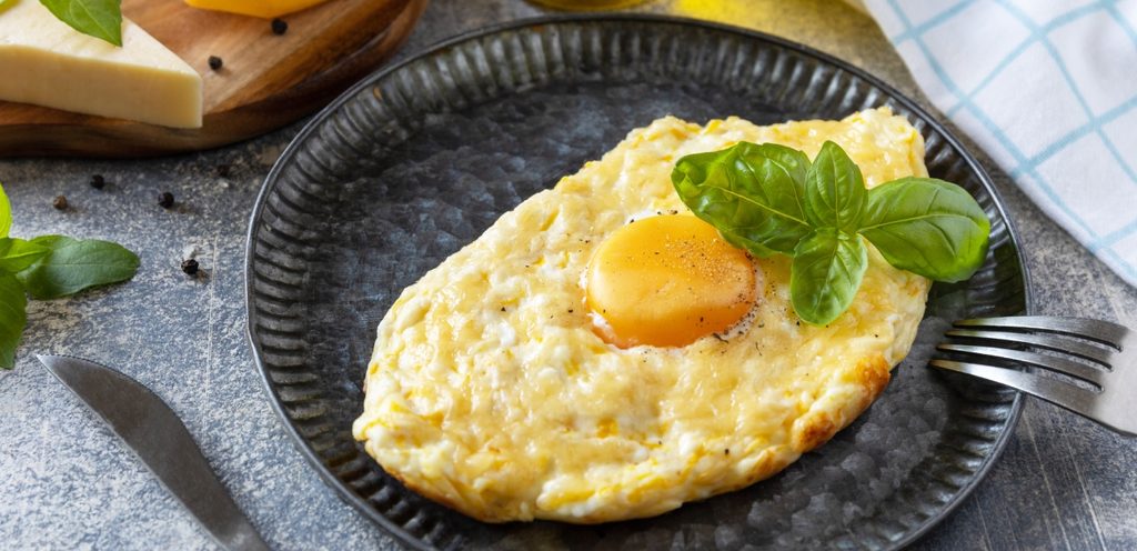 بيض مهروس مع الحليب والجبنة