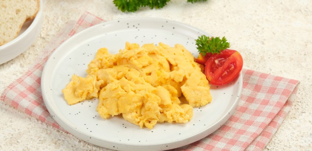 بيض مهروس مع الخضار