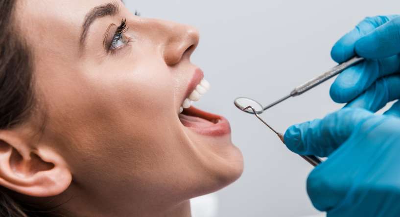 مريضة عن طبيب الأسنان