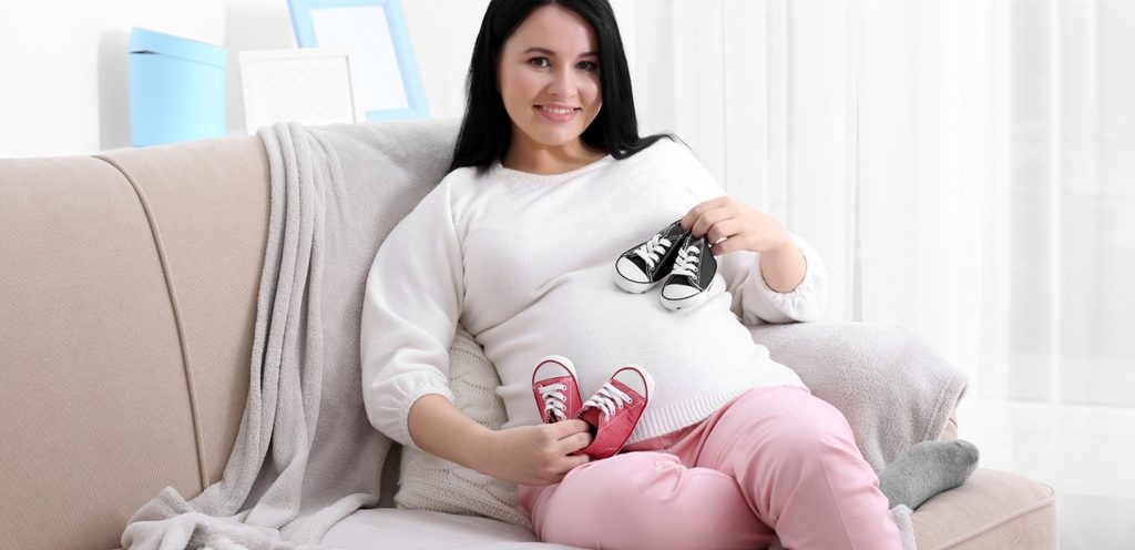 حامل بتوأم بنت وصبي