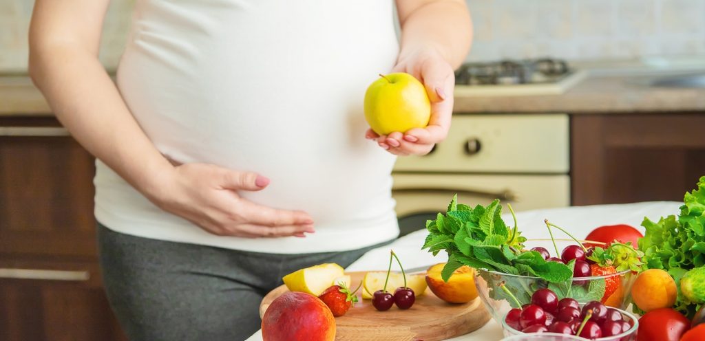 حامل تتناول الفواكه