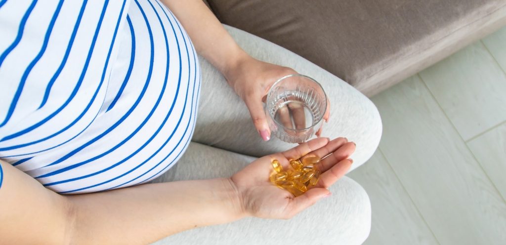 حامل تتناول المكملات