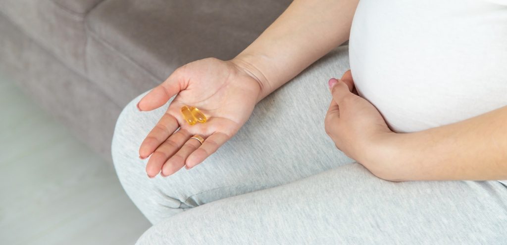 حامل تستعد لتناول الفيتامينات