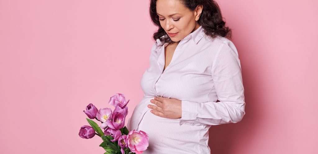 حامل تنظر إلى بطنها