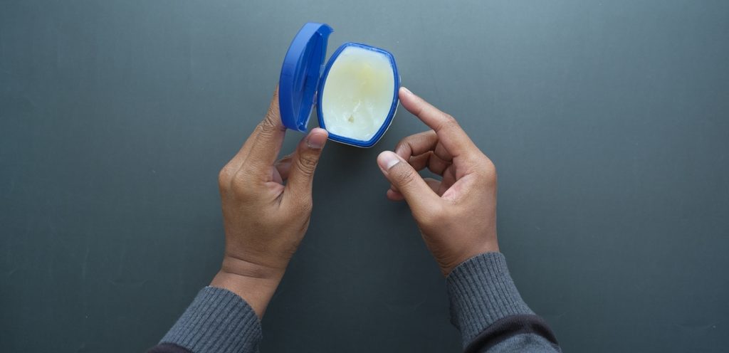 رجل يستخدم الفازلين