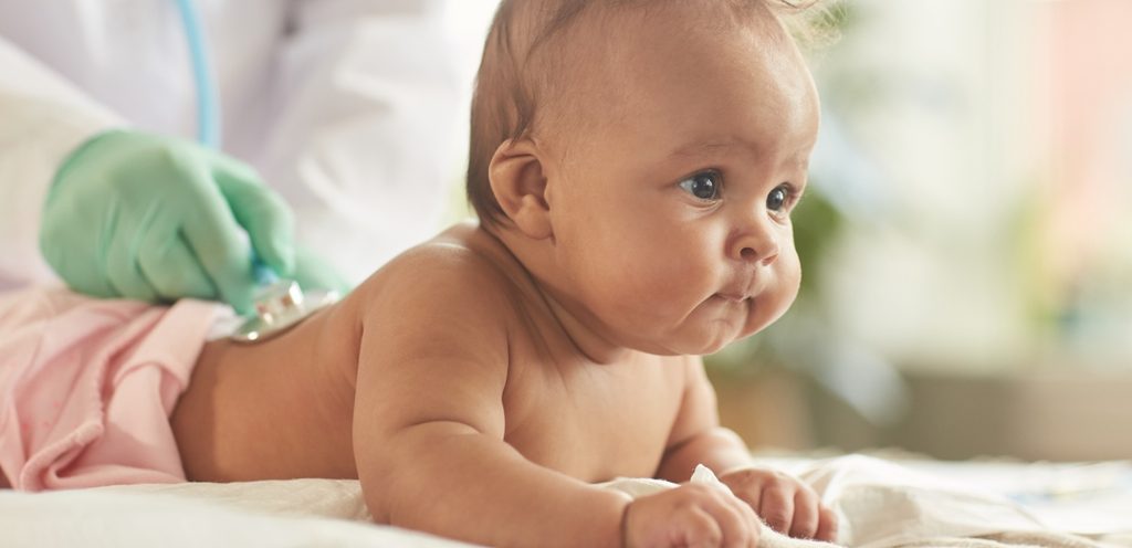 رضيع بعمر الشهرين يفحصه الطبيب